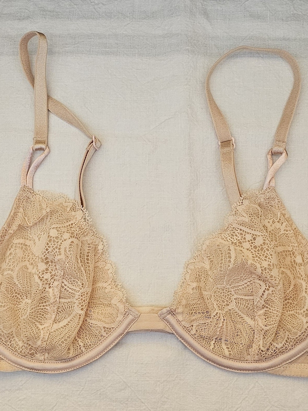 NWOT. Victoria's Secret Lace Bra. Size 33B.